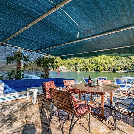 With Sea View V ستون